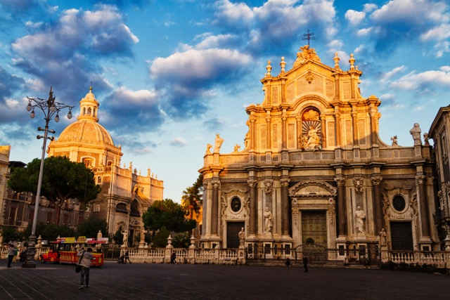 Piazza del Duomo di Catania con la Cattedrale di Sant'Agata al tramonto