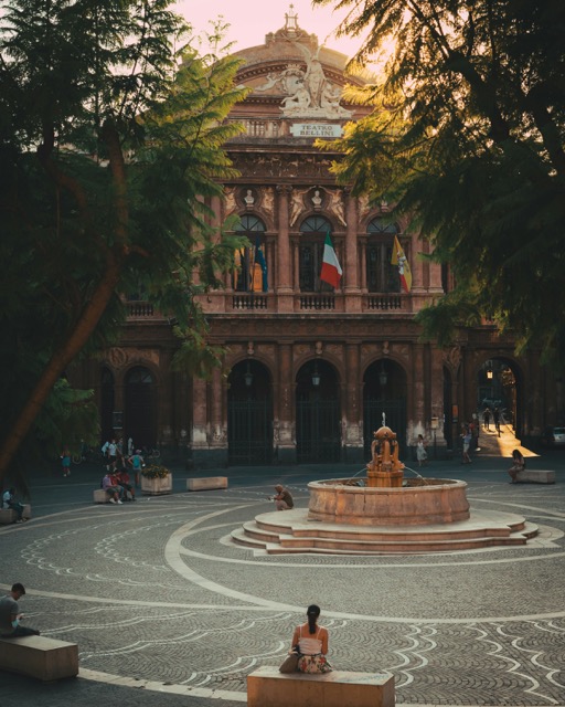 Teatro Massimo Bellini di Catania con la fontana e la piazza al tramonto
