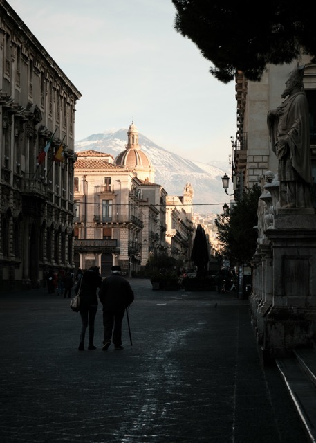 Via Etnea a Catania con il vulcano Etna innevato sullo sfondo
